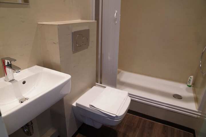 Room 8 of 16