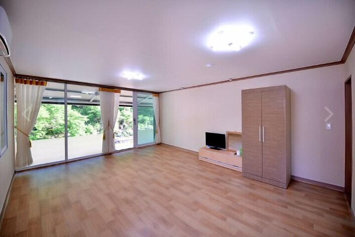 Room 10 of 26