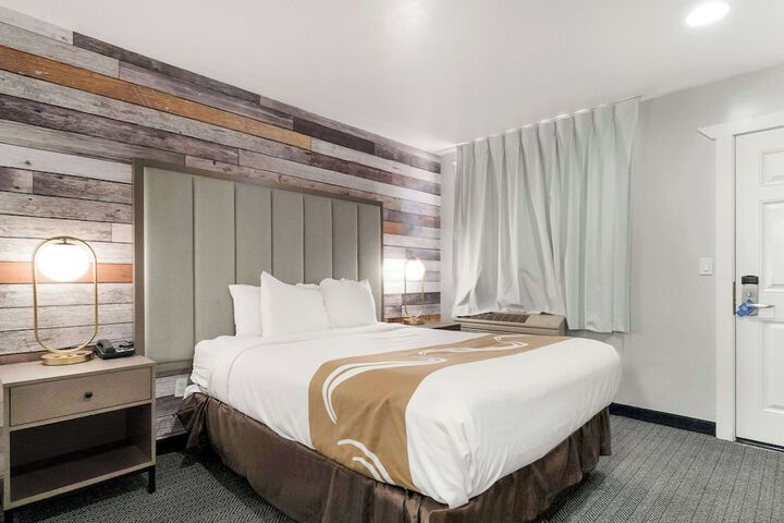 1 Queen Bed (7 of 26)