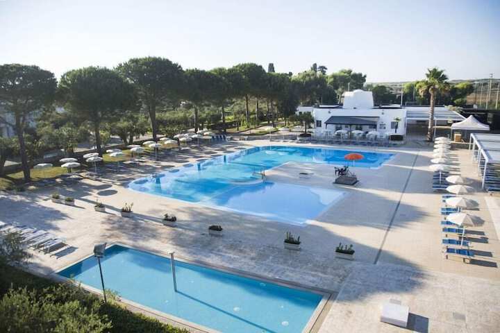 Hotel with Pool
