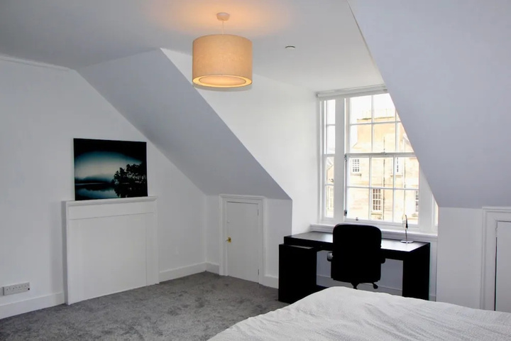 Room 4 of 12