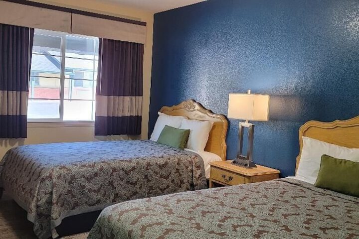 2 Double Beds Private Bathroom (9 of 9)