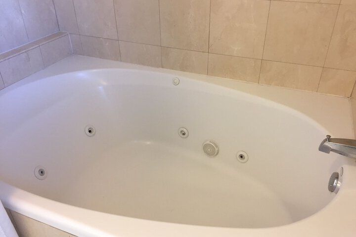 Jetted tub
