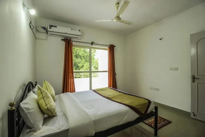 Room 5 of 12
