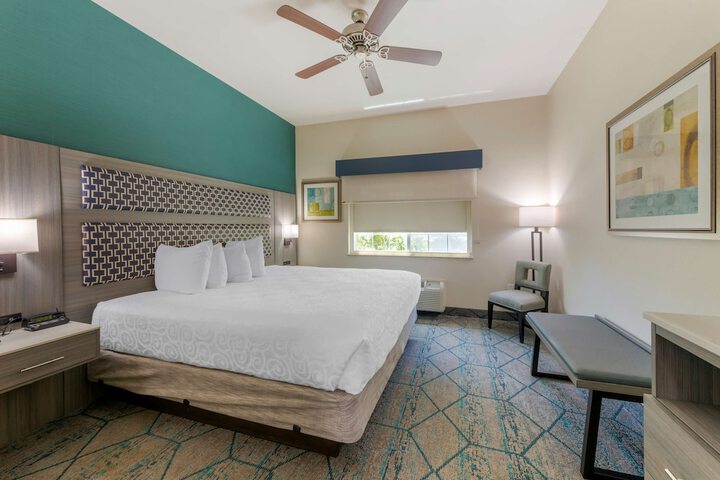 1 King Bed High Speed Internet Accessible Microwave and Refrigerator Flat Screen Television Desk Full Breakfast (7 of 12)
