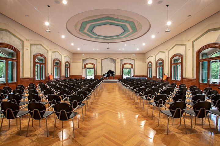 Ballroom/Hall 16 of 19