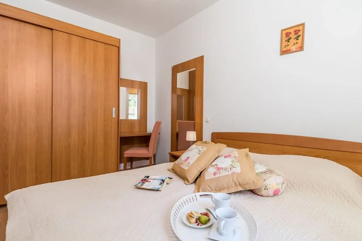 Room 4 of 12