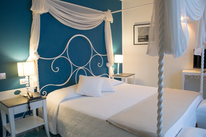 Room 27 of 85