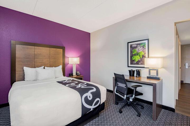 1 Queen Bed (23 of 24)