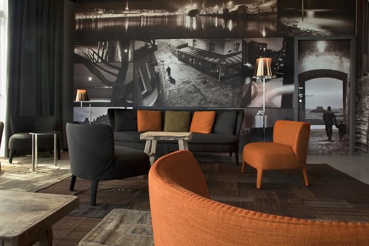 Lounge 88 of 101