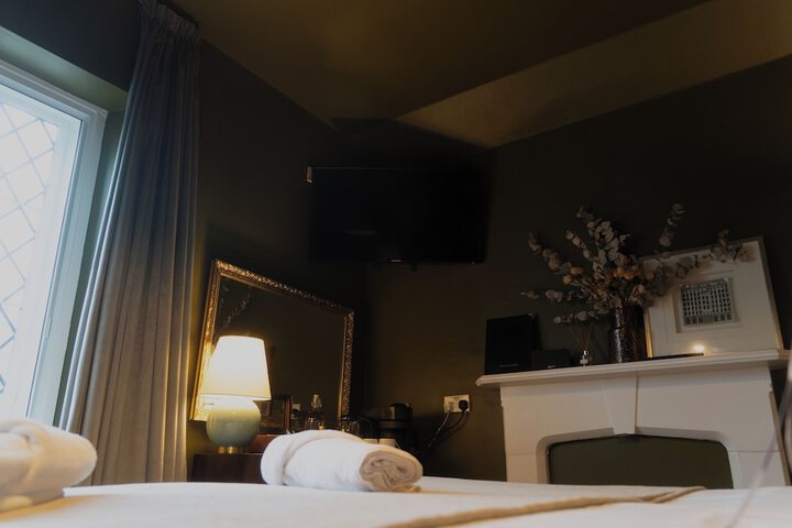 Room 32 of 100