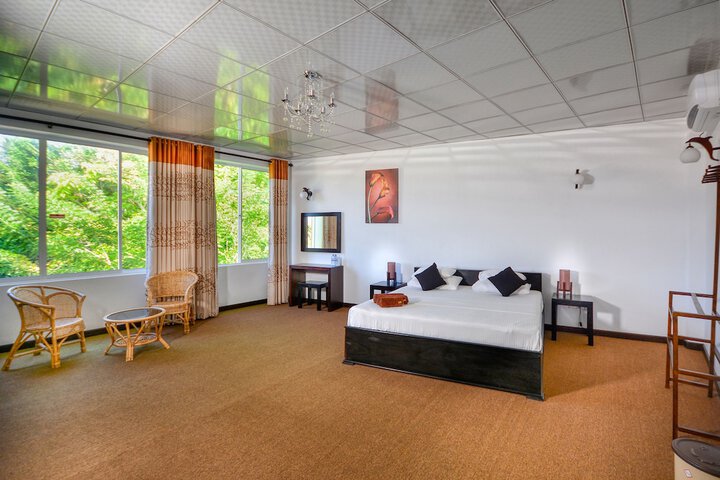 Room 13 of 33