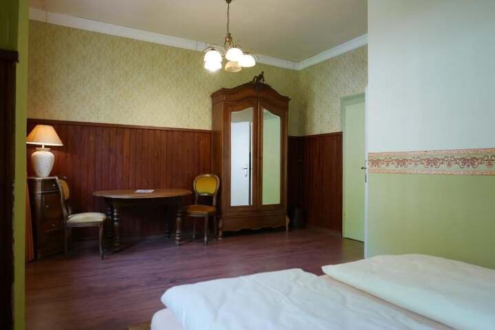 Room 9 of 16