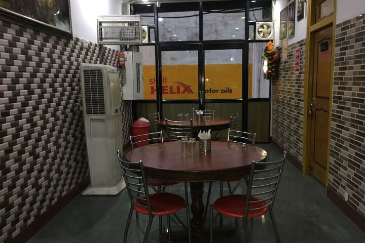 Dining 8 of 16
