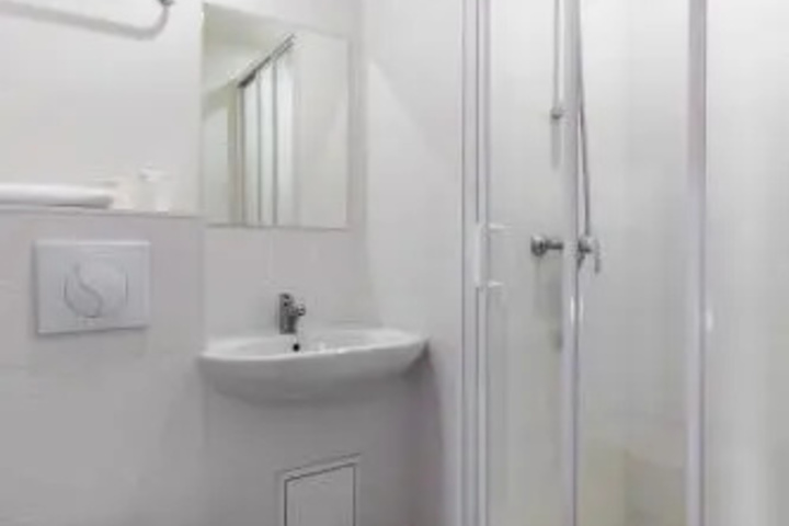 Room 5 of 10