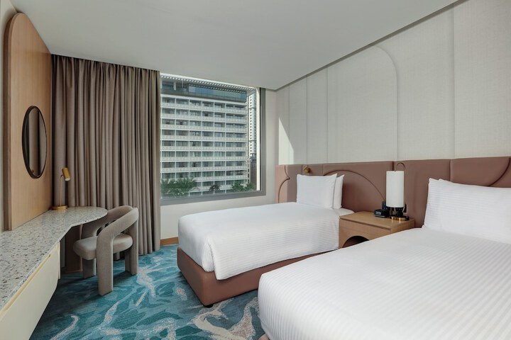 Room 8 of 83