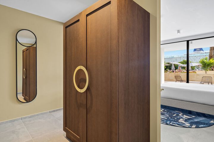 Room 12 of 170