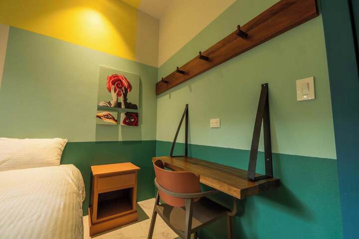 Room 14 of 98