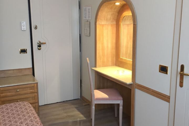Room 3 of 68
