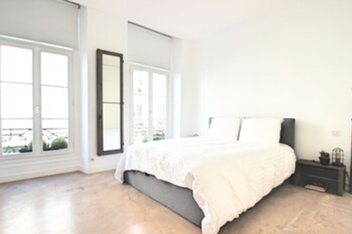 Room 4 of 8