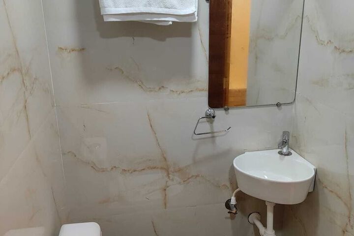 Room 10 of 32
