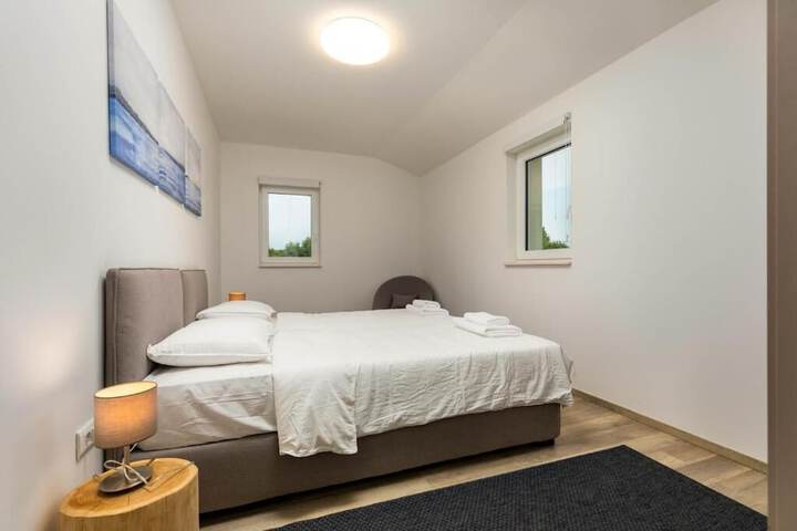Room 55 of 194