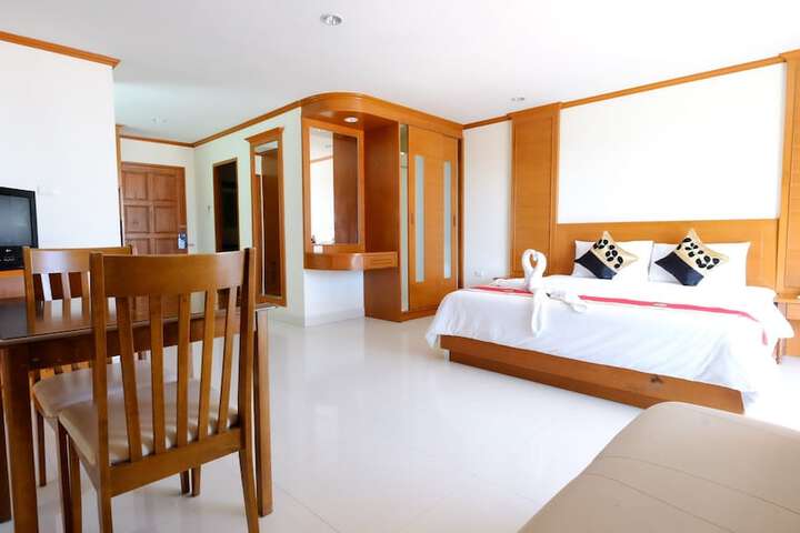 Room 4 of 40