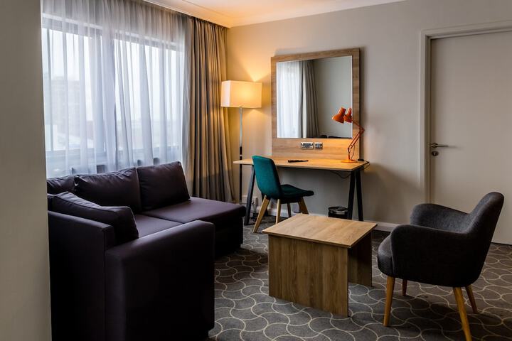 Room 4 of 210