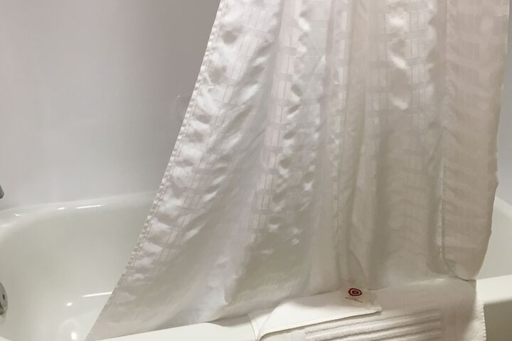 Deep soaking bathtub