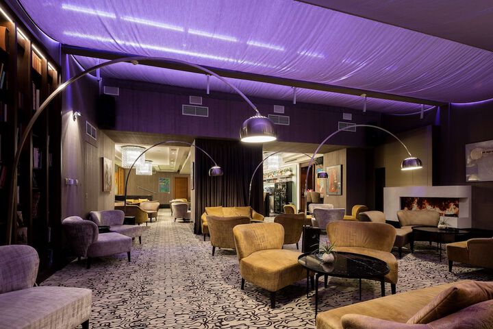 Lounge 65 of 82