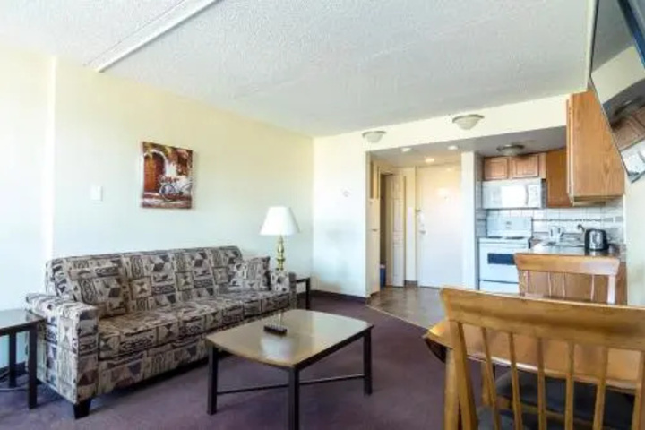 Room 4 of 8