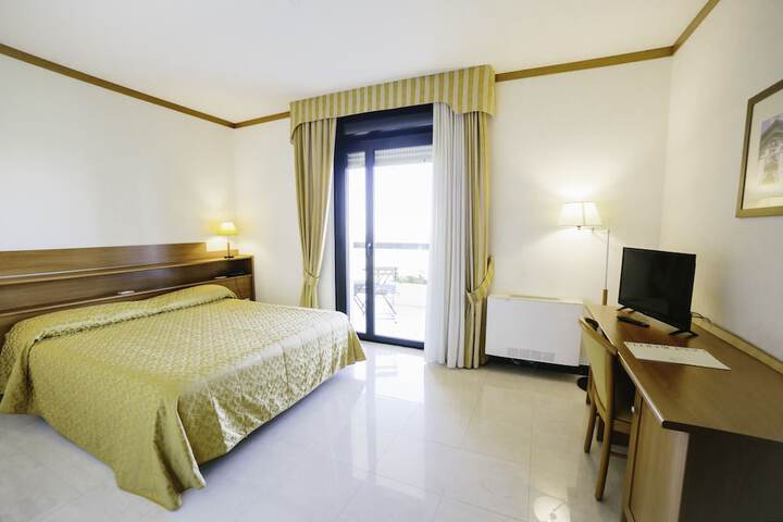Room 18 of 77