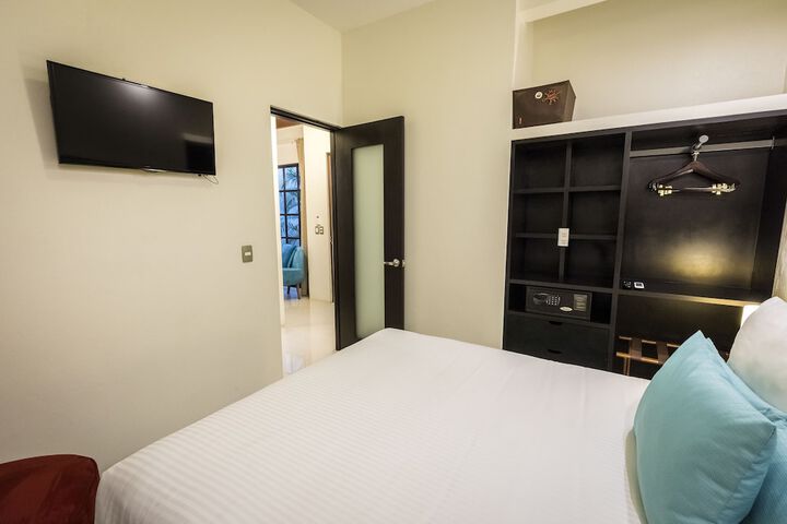 Room 8 of 82