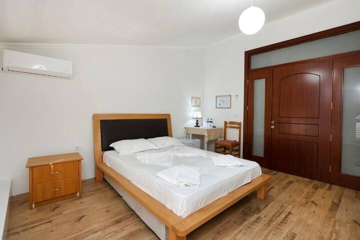 Room 33 of 122