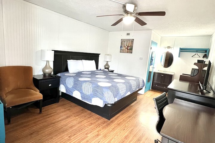 1 King Bed (11 of 11)