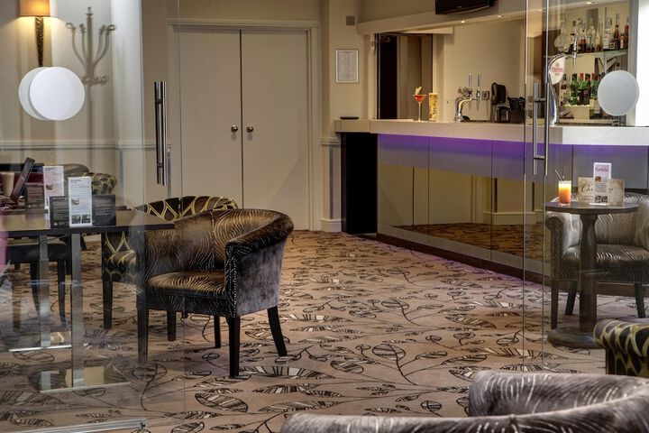 Lounge 32 of 53
