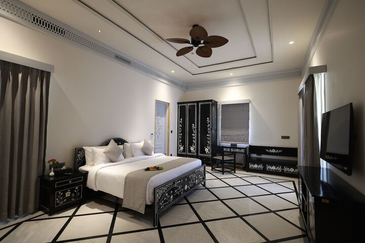 Room 3 of 43