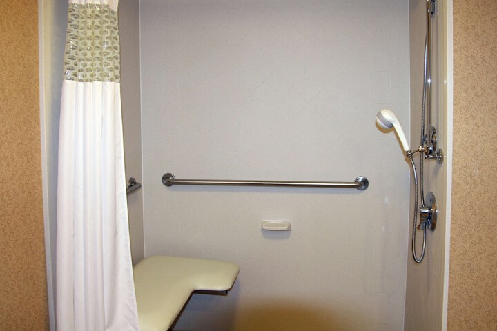 2 Queen Beds with Refrigerator (3 of 9)