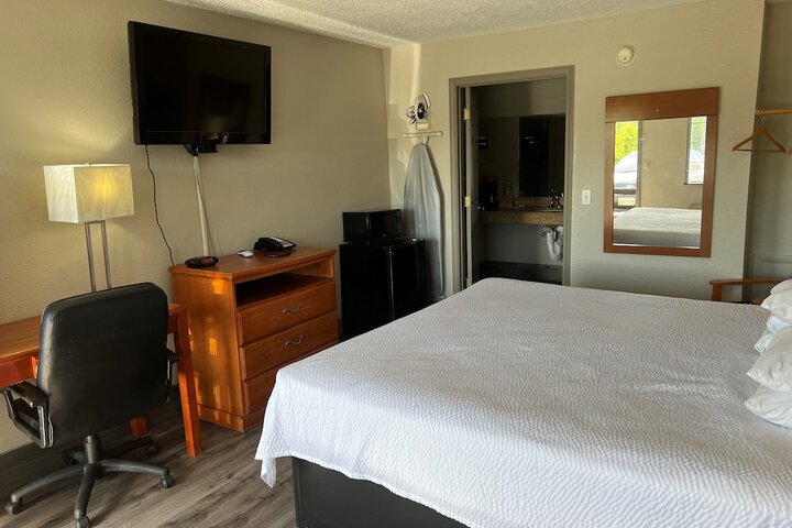 1 King Bed (6 of 12)
