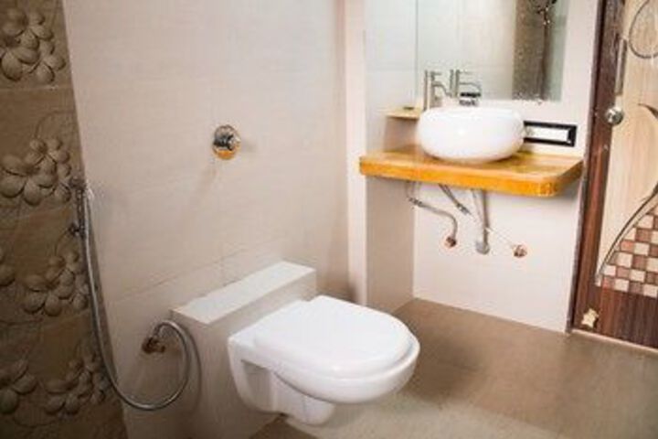 Room 4 of 33