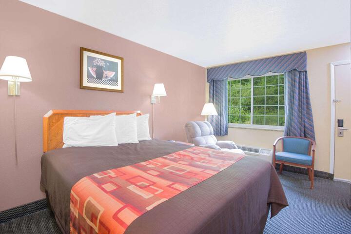 Double Accessible Queen Size Bed (5 of 7)