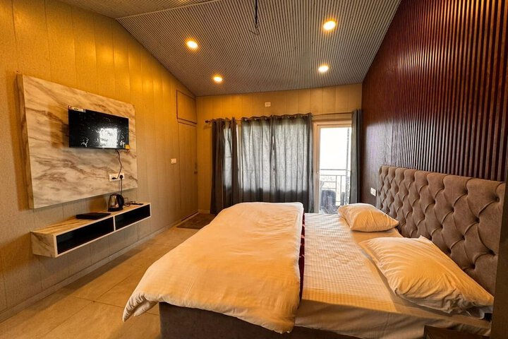 Room 27 of 64