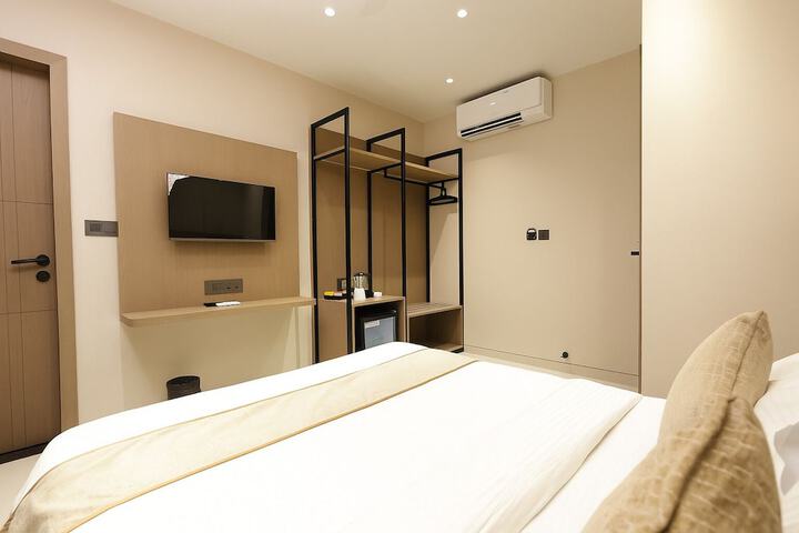 Room 6 of 16
