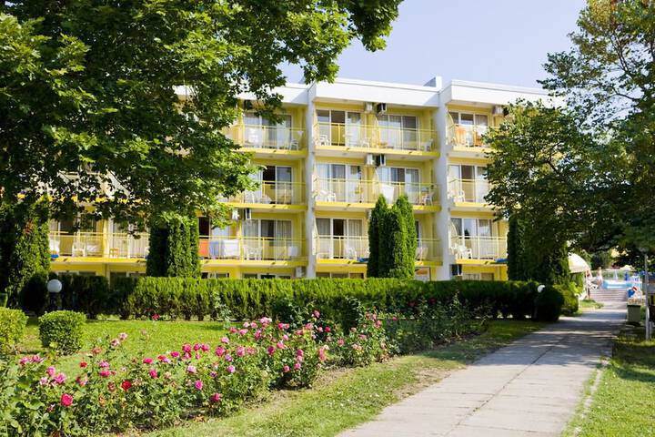 Hotel Exterior 37 of 42
