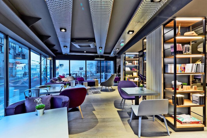 Lounge 34 of 43