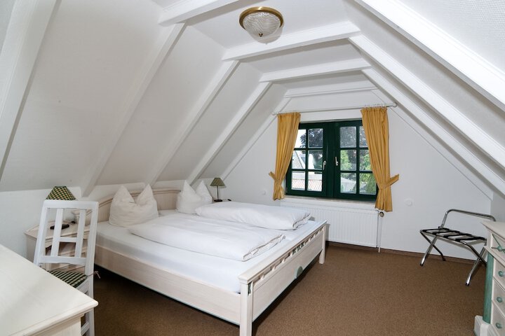 Room 2 of 63