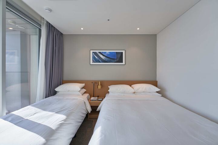 Room 6 of 26
