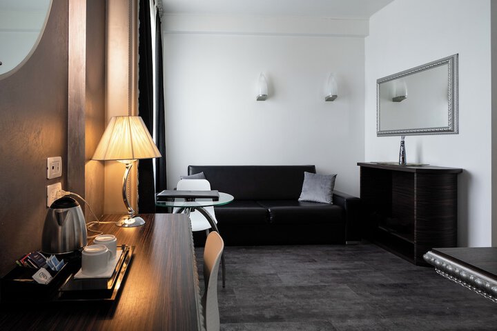 Room 16 of 37