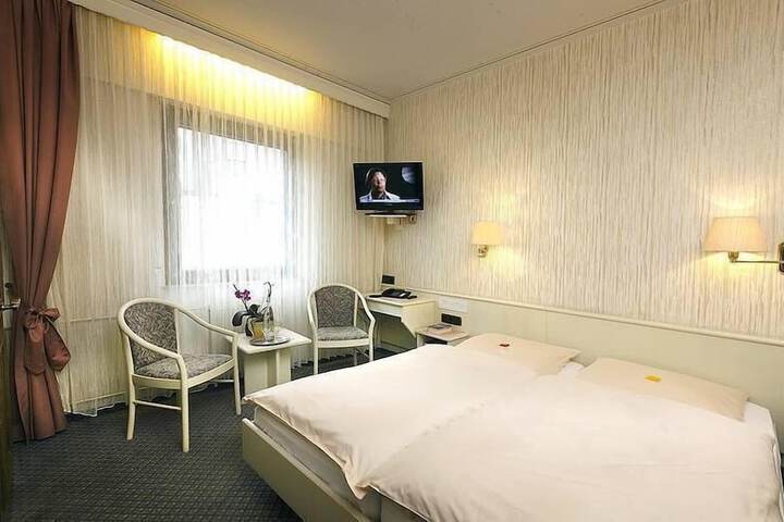 Room 2 of 10