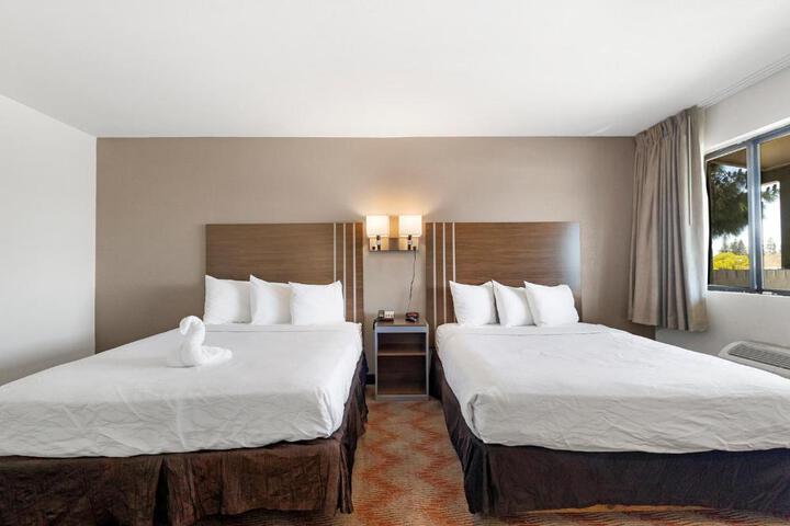 2 Queen Beds (11 of 14)